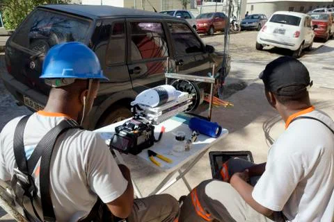 Internet connection. fiber optic cable splice machine at work Stockfoto's
