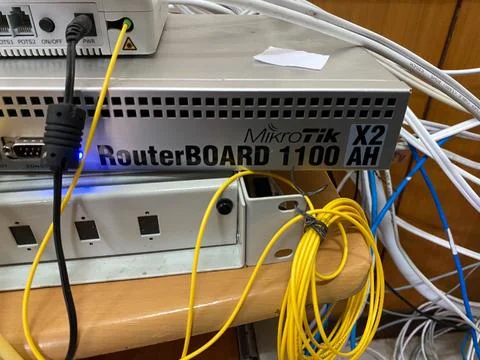 Internet network devices connected to each other via cable. proxy, hub, and.. Foto stock