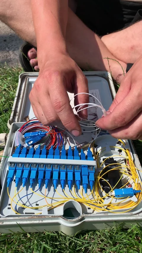 Internet provider worker installing fiber optic cable in distribution box. Video stock 346298753