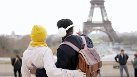 Interracial couple admiring the eiffel tower in paris Vídeo Stock 327446849