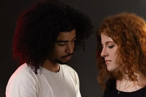 Interracial couple facing relationship problems and sadness Foto stock