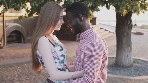 Interracial relationship theme, black man and white girl Vídeo Stock 81010632