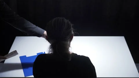 In the interrogation room, the police interrogate the guilty man  库存影片 227556347