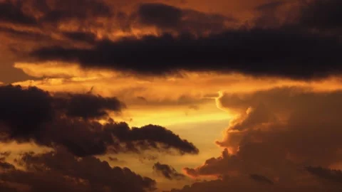 Intersecting clouds during a fiery sunset Vídeo Stock 249346477