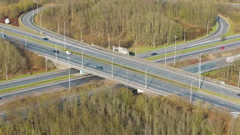 Intersecting multi lane highway carriageways light traffic ghent framed by trees Vidéo 329077410