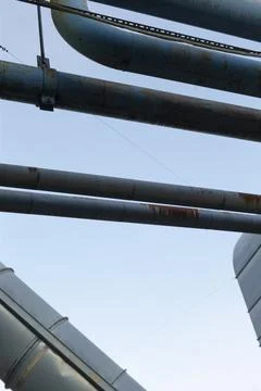 Intersecting pipes with metallic textures and support frameworks 스톡 사진