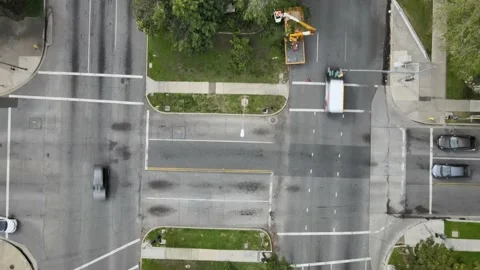 Intersection and road side with cars moving Vídeo Stock 150995626