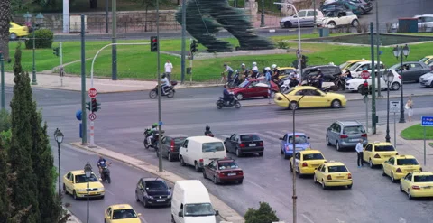Intersection in Athens, Greece with traffic passing through, telephoto view Video stock 202245583