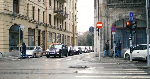 Intersection with cars in town 動画素材 94665994