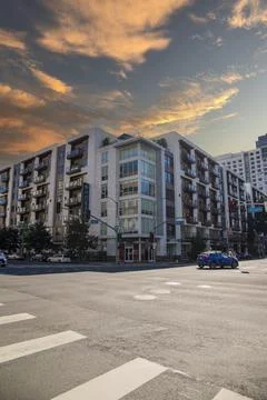 An intersection at Grand Ave and Olympic Blvd with a white and brown apartm.. 스톡 사진