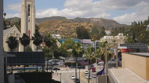 Intersection of Highland Ave and Franklin with Hollywood sign far away and 스톡 동영상 143801914