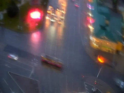 The intersection with the machines through a wet window in the rain Видео 81307285