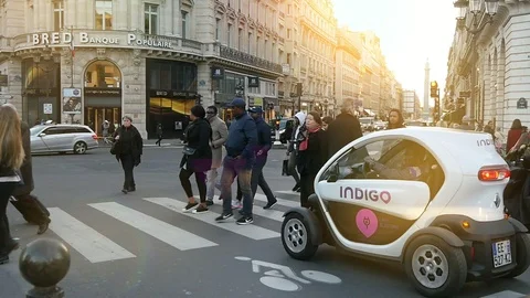 An intersection in Paris. Elegant people cross the street in autumn in slo-mo Stock Footage 86154711