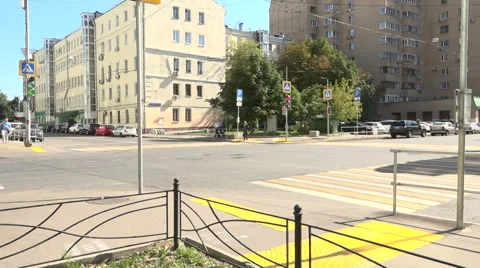The intersection with the road markings for people with disabilities. Vídeo Stock 54219463