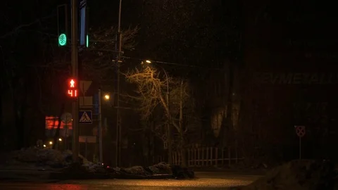 Intersection. Traffic light working at dark time Видео 77652205