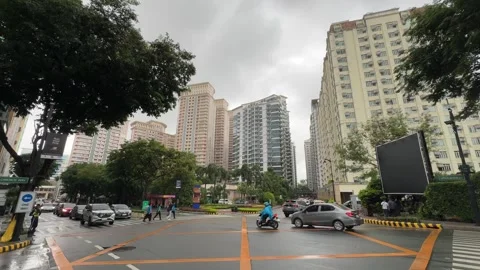 Intersection View in McKinley Hill on Overcast Day 4k 60fps Vidéo 339208313