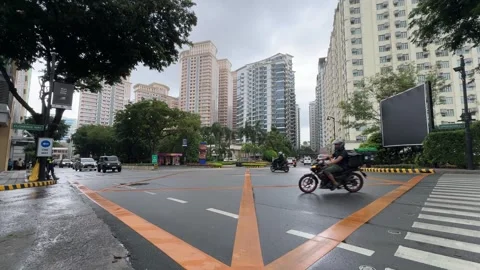 Intersection View in McKinley Hill on Overcast Day 4k 60fps Видео 339208329