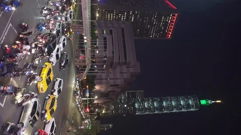 Intersection of Xinyi Road and Keelung Road. Vertical video Video stock 108654885