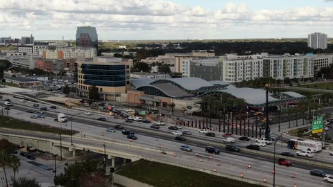 Interstate 4 Traffic Past A Downtown Orlando Transit Hub Vídeos de archivo 100305935