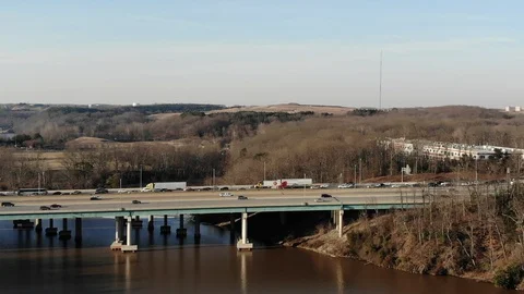 Interstate 95 Traffic over Occoquan River Bridge Fading out 動画素材 104299602