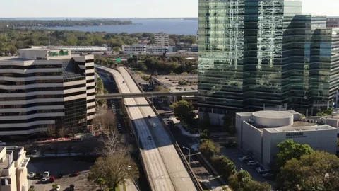 Interstate lanes through the river district in Jacksonville Florida 動画素材 104779356