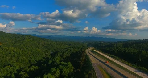 Interstate Through the Mountains Stockbeeldmateriaal 106897084