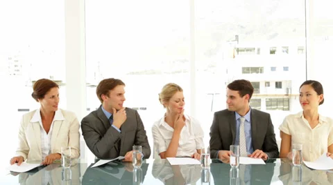 Interview panel holding up marks and smiling Vidéo 34123401