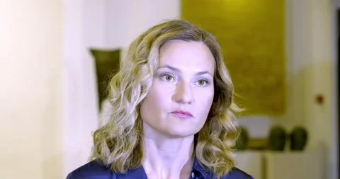 Interview with a psychologist in the studio Video stock 140503271