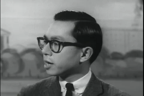 Interviewer asks question to guest speaker on a talk show 스톡 동영상 118307293