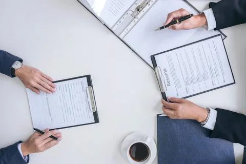 Interviewer or Board reading a resume during a job interview, Employer inte.. Foto stock