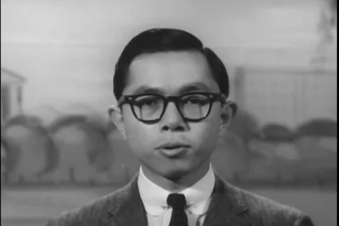 Interviewer translates information given by guest speaker 스톡 동영상 118307299