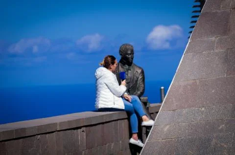 Interviewing the sculpture with the blue sky Foto stock