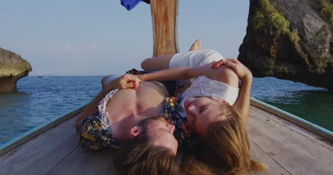 Intimate and in love couple on authentic sunset romantic long tail boat tour in Vidéo 201095990