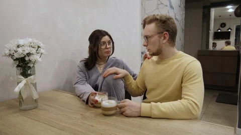 Intimate kitchen table conversation 库存影片 336557777