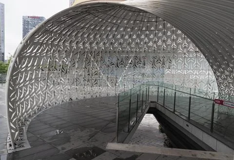 An intimate look beneath a sweeping, biomorphic pavilion reveals a white, s.. Foto stock