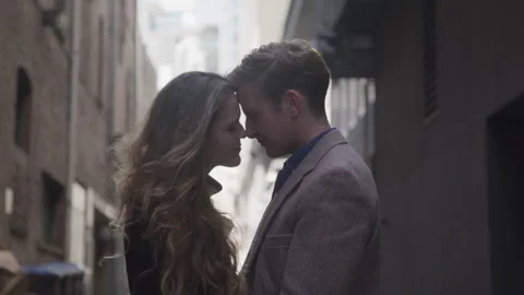 Intimate Moment Between a Young Couple in an Alleyway Vídeo Stock 208718649