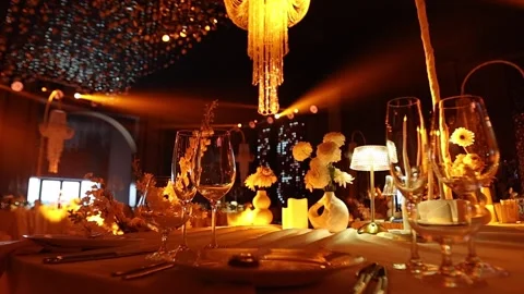 Intimate upscale banquet table with shifting warm stage light and reflective 库存影片 346083484