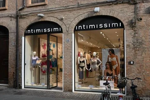  Intimissimi, Store fuer Frauen-Waesche bzw Unterwaesche in Ferrara, Itali... Stock Photos