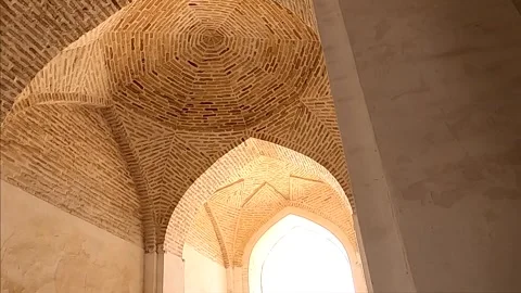Intricate ancient brick vault ceiling in historical building of Bukhara Vídeos de archivo 335543349