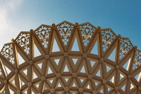 Intricate Architectural Pattern of a Decorative Structure Against a Clear Sky 스톡 사진