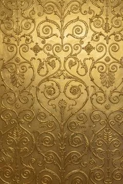 Intricate Gold-Patterned Wall Designed With Floral Motifs and Swirls Foto stock