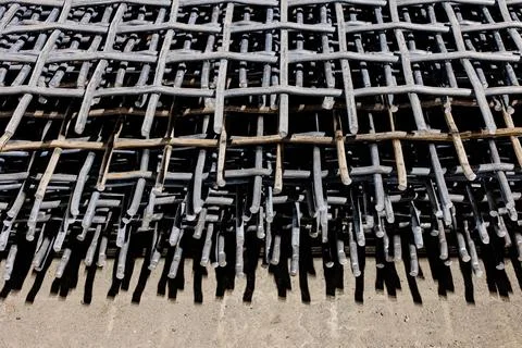 Intricate Patterns of Light A Close-Up Study of Metal Wire Mesh Casting Sha.. Foto stock