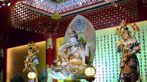 Intricate sculptures of deities inside the buddha tooth Relic temple 库存影片 67084660
