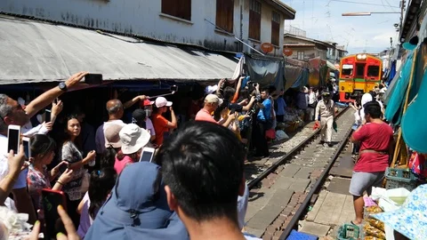 Intriguing experience, Train passing through the market in Thailand 動画素材 116989530