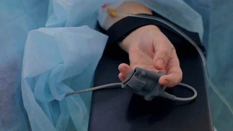 Introducing a patient to anesthesia before surgery Stock Footage 150885142