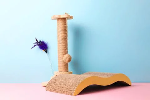 Introducing a Stylish Cat Scratch Post and Mat designed for maximum Playful Foto stock