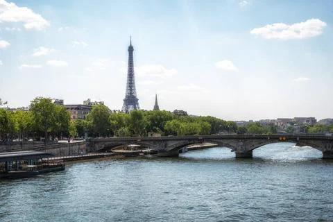 Invalides Bridge and Eiffel Tower The view of Eiffel Tower and Invalides B... Stock-Fotos
