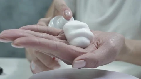 Invented a new mousse for soft hand skin 库存影片 164141205