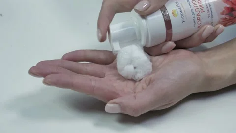 Invented a new mousse for soft hand skin Vídeo Stock 164141313