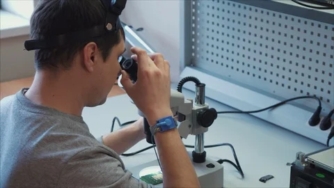 The inventor is testing a prototype that has just been manufactured 스톡 동영상 105971371